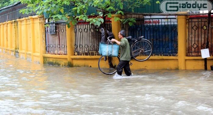 Đi xe đạp xem ra có tác dụng hơn cả khi lụt lội